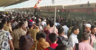 ঝুঁকি নিয়ে চলছে ঈদযাত্রা; বিলম্বে ট্রেন ছাড়ার অভিযোগ থাকলেও অস্বীকার কর্তৃপক্ষের